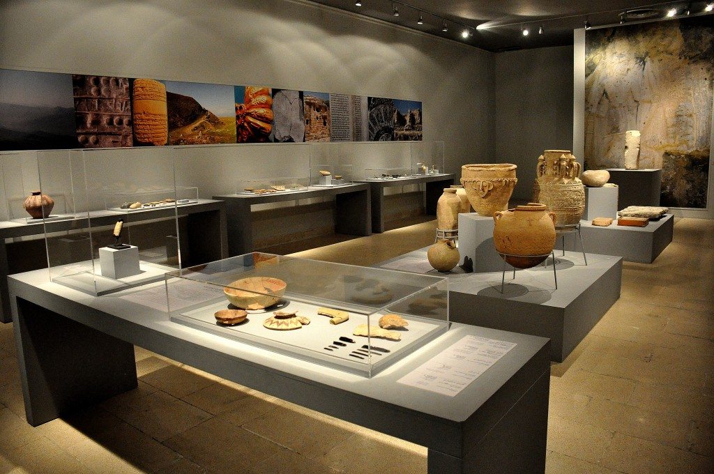 This museum’s hall was reconstructed by UNESCO and contains the museum’s main artifacts. The large wall poster on the background is a close-up picture of Darbandi Bilula’s mountainous rock relief, which lies near the Iraq-Iran border. It dates back to the Akkadian period. One of the cases displays a hand axe and a stone tool which date back to the Paleolithic/Acheulean period, 100 000 BCE, the oldest man-made artifact in the museum’s collection.