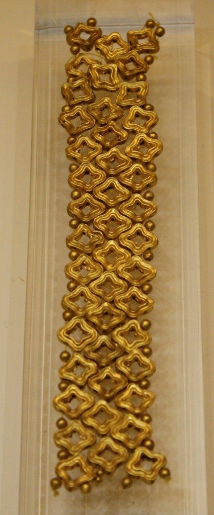 A string of gold beads (1500-1350 BCE) from Mycenae. Nafplio Archaeological Museum.