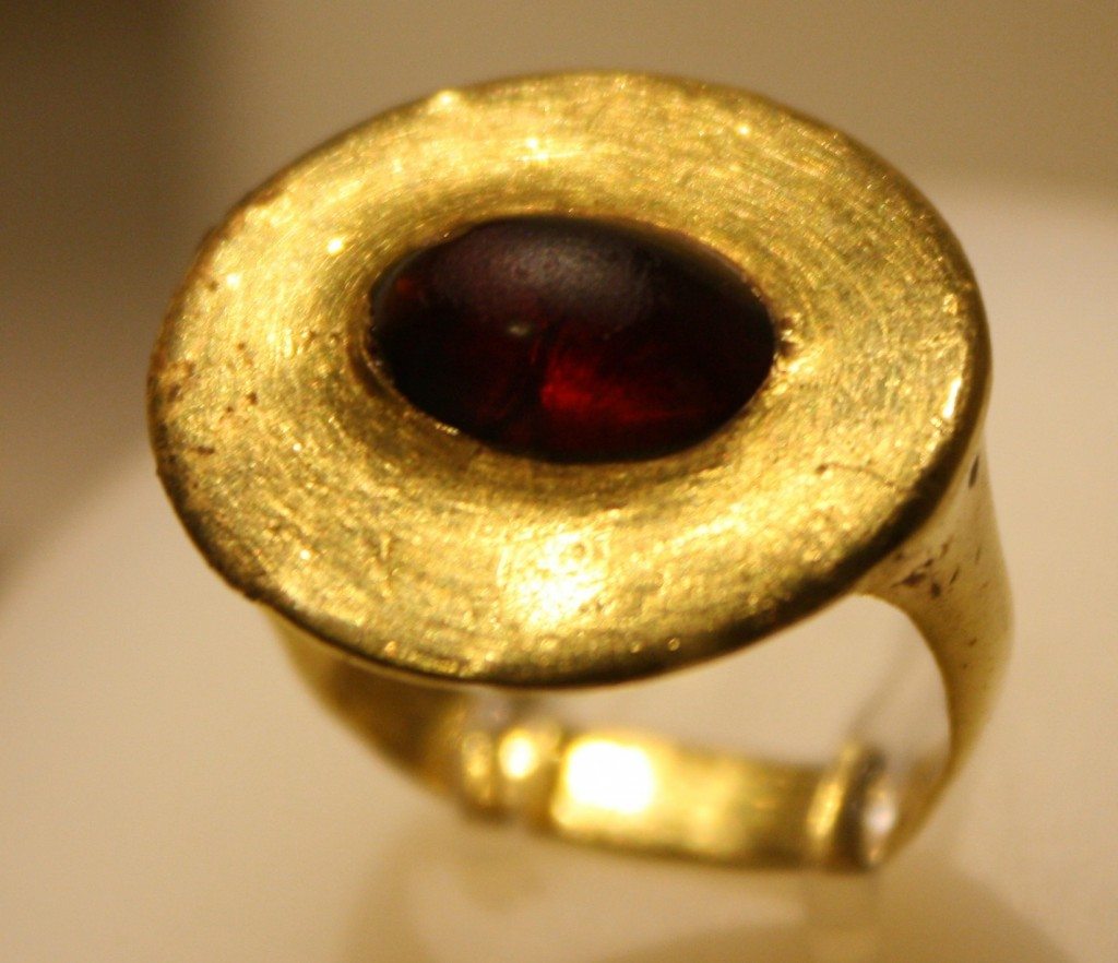 A gold and garnet ring from Agrigento, Sicily, 3rd century BCE. Archaeological Museum of Agrigento.