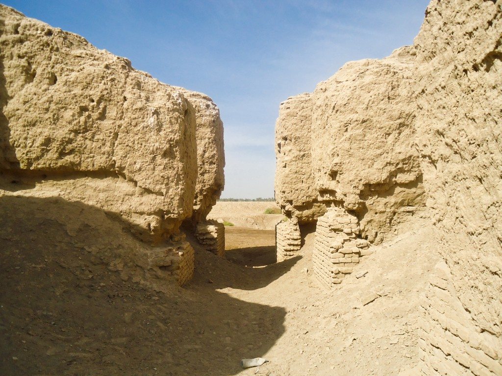 The gap between the 2 halves of the ziggurat ruins; a look from the inside. 