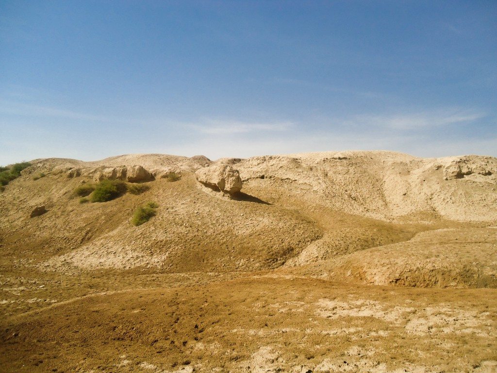 Mounds in front of the ziggurat ruins. Some small ruins of a building can still be seen there. 