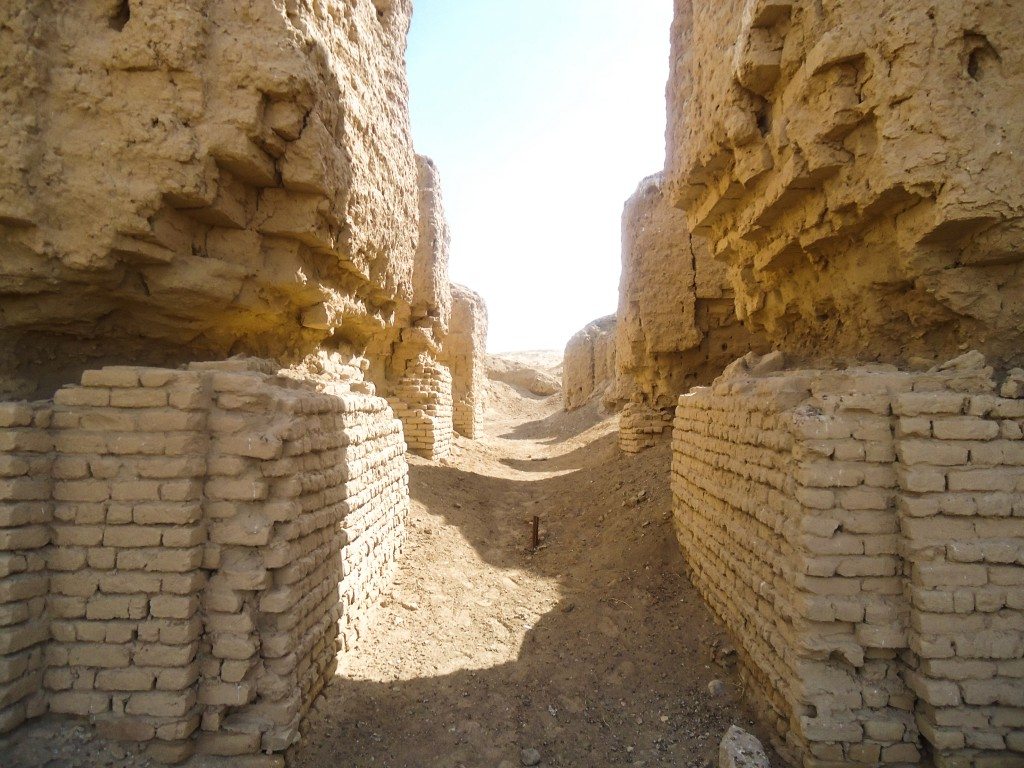 The ziggurat is divided in to 2 halves by this narrow entry point. There is an iron or copper bar in the middle (purpose?). This gap leads to a long path which divides then into several ways and leads to several room-like ruins. 