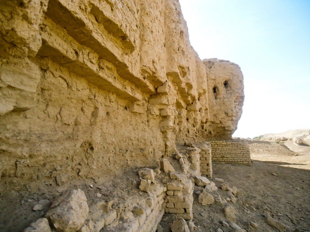 Ruins of the ziggurat at Kish. Note that the mud-bricks have been falling down since some time. 