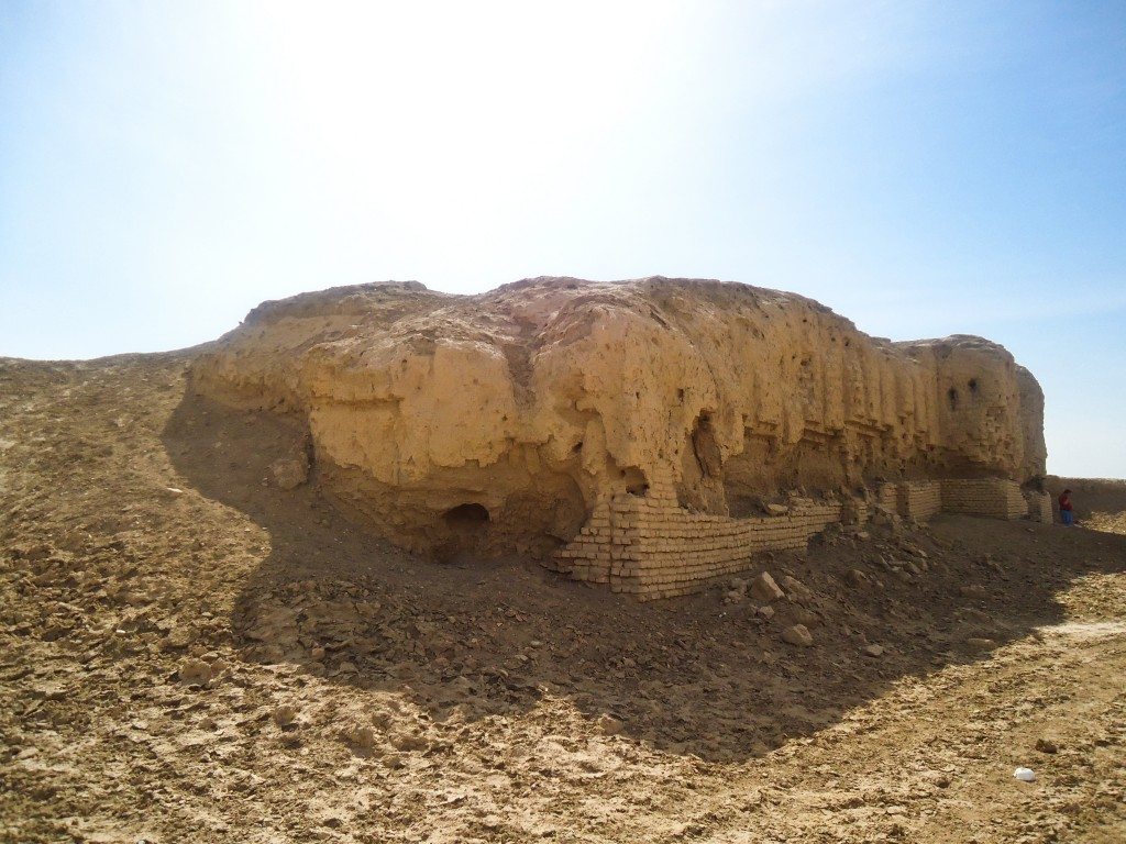 The ruins of the ziggurat blend with the rest of the mound. 