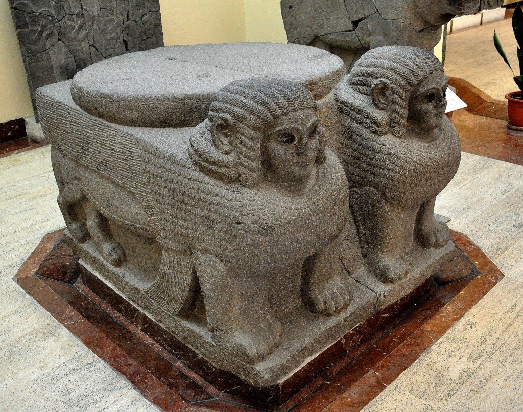 A double sphinx statue. This was found at the entrance to the palace number 3 at Sam'al (modern-day Zincirli Höyük, southern Turkey). Basalt. Late Hittite period (Aramaean). 8th century BCE. 
