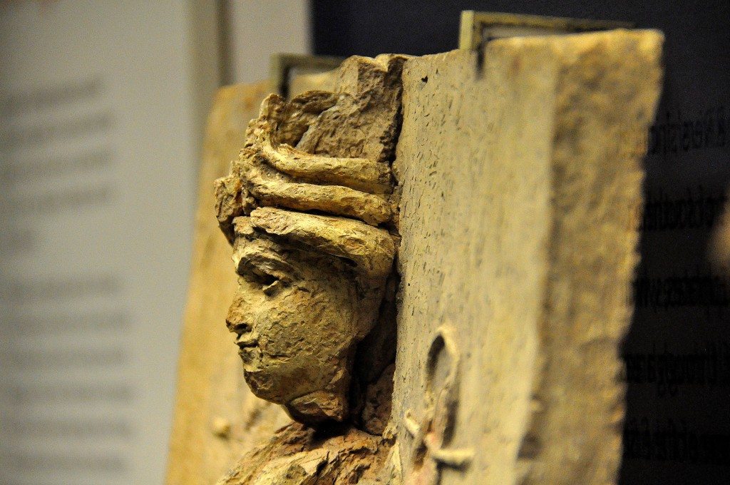I included this close-up view of the female deity's head just to show you the broken and lost headdress and neck. Shooting in-profile, from the left side. 