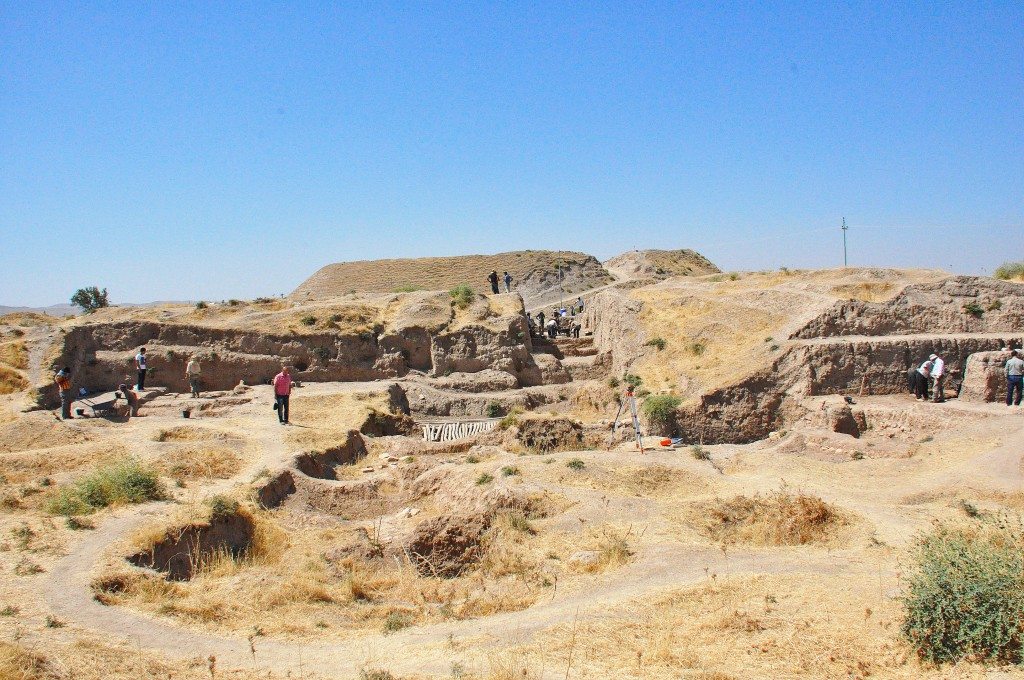 General overview of Bakr Awa. The hill (mound or Tell) is the largest one within the whole southern part of Sharazor Plain. The hill’s citadel stands for about 40 meters high in the middle of a proximately 600 x 800 meters lower city. 
