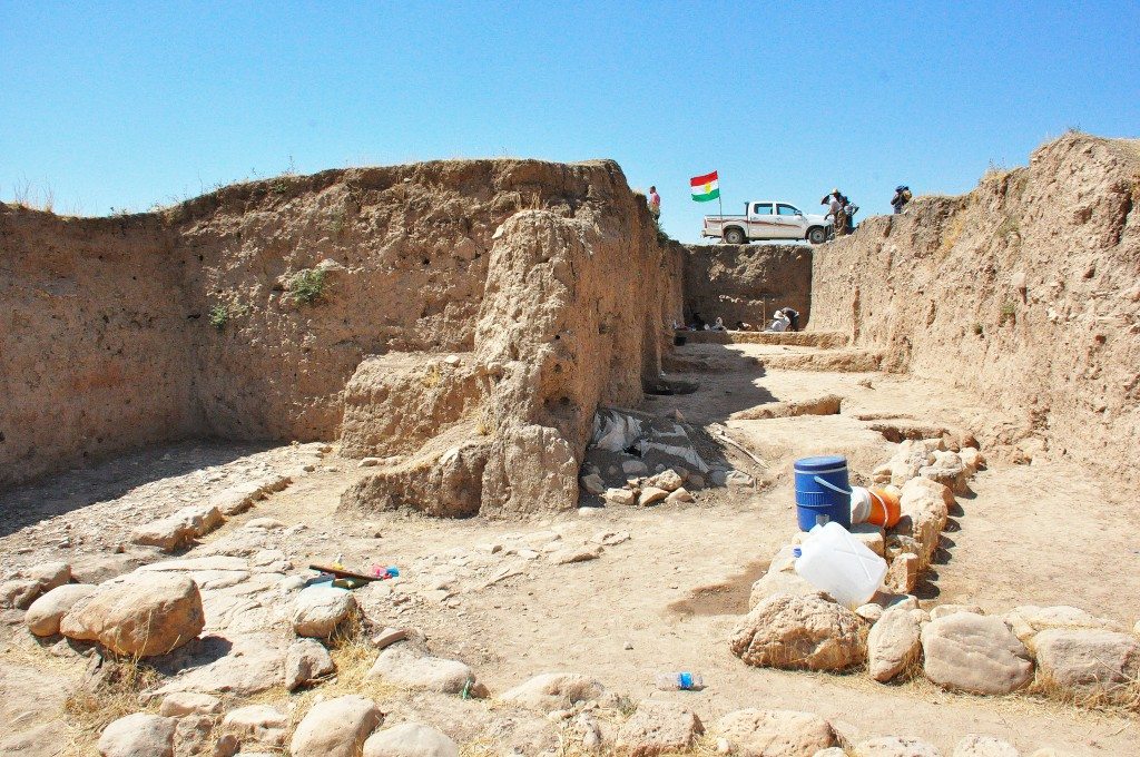 The so-called “Area 1,” which dates back to the early Bronze Age. These stone foundations and floors belongs to an Akkadian or post-Akkadian period building. A vaulted tomb had been covered with fragments of stones and earth, and behind it, we can see mud platforms. 
