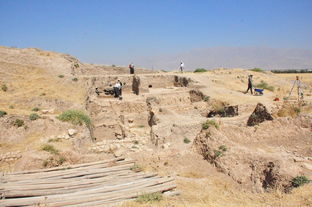 The excavation has uncovered several settlement layers. Note the foundation stones, which probably date back to the early Bronze Age.
