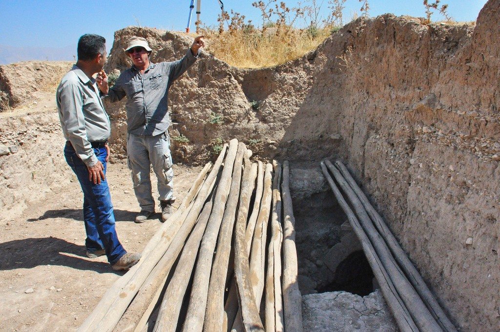 Professor Peter Miglus (head of the archeological team, on the right) tells Mr. Hashim Hama Abdullah (Director of the Sulaimaniya Museum) how their work has been progressing. The entrance of a well-equipped radial vaulted brick tomb can be seen. On the right, an ancient pebble floor (above the grave’s level is obvious.