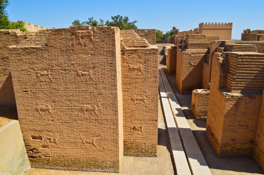 This is the second part of the processional street. It is flanked by walls which were decorated with Sirrushes (Mušḫuššu) and Aurochs. These walls have underwent very minimal renovation and the decorations are original (compare them with those on the Ishtar Gate in the Pergamon Museum, which were made with glazed bricks).