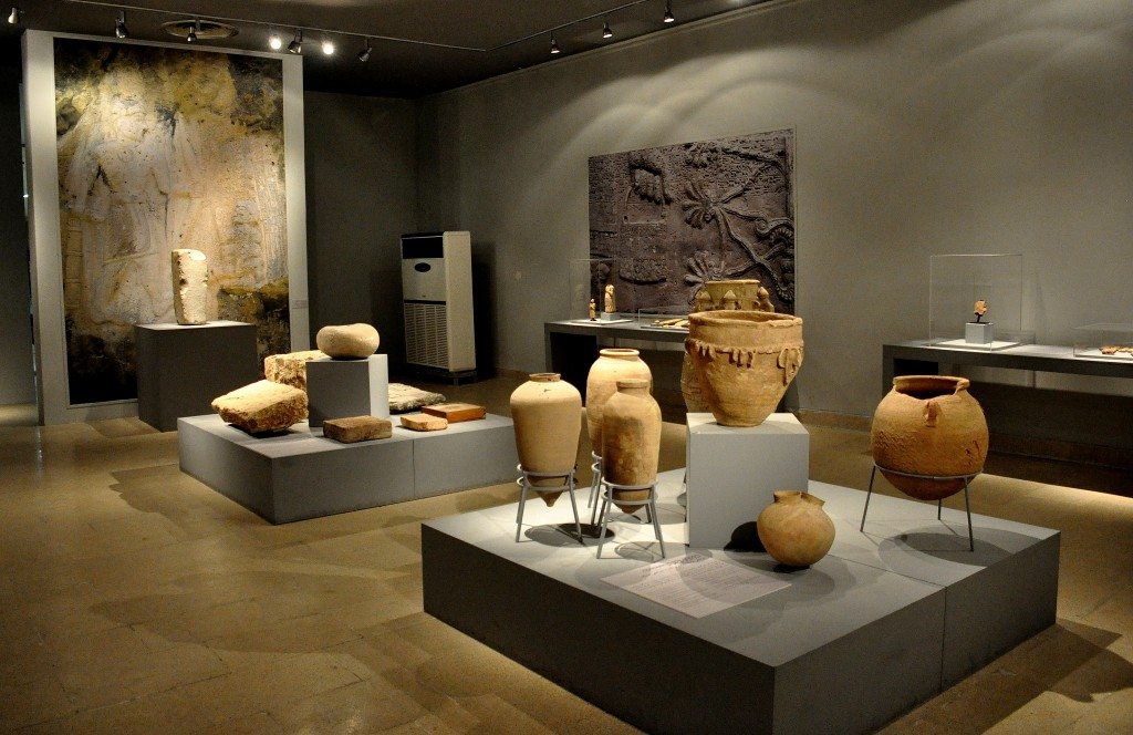 One of the halls of the Sulaymaniyah Museum. The large wall poster on the left side of the viewer depicts the Akkadian relief of Darband-i-Belula. 