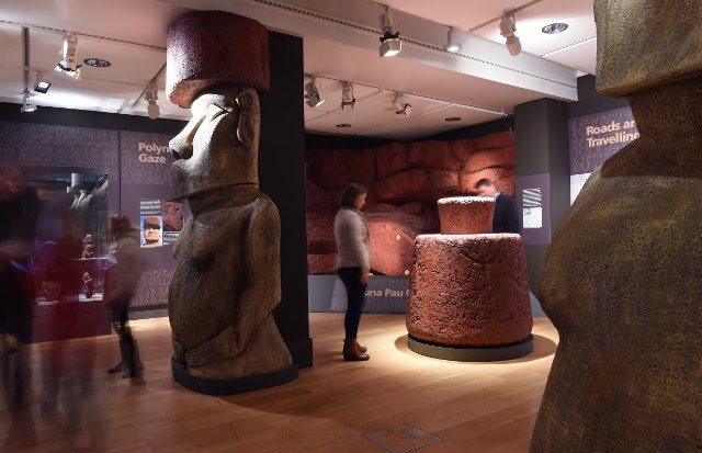 Main exhibition gallery showing replica pukao and model of the Puna Pau "hat" quarry. Photo: Joe Gardner. (Courtesy of Manchester Museum.)