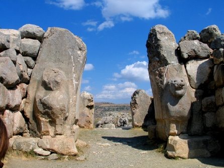 Lion Gate, Hattusa, near modern Boğazkale, Turkey. Hattusa was the capital of the Hittite Empire and was built c. 1343-1200 BC. (Original image by Magnus Manske. Uploaded by Karen Barrett-Wilt, published on 19 May 2014 under the following license: Creative Commons: Attribution-NonCommercial-ShareAlike.)