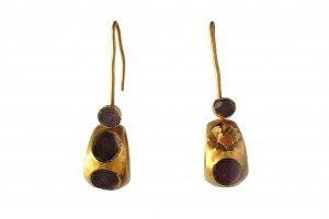 Earrings. Gold set with amethysts. MANN 109562. ©The Superintendence for the Archaeological Heritage of Naples (SAHN).