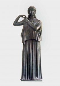 Woman fastening her peplos (Peplophoros). Bronze. Found in the Villa dei Papyri, Herculaneum. MANN 5619. ©The Superintendence for the Archaeological Heritage of Naples (SAHN).