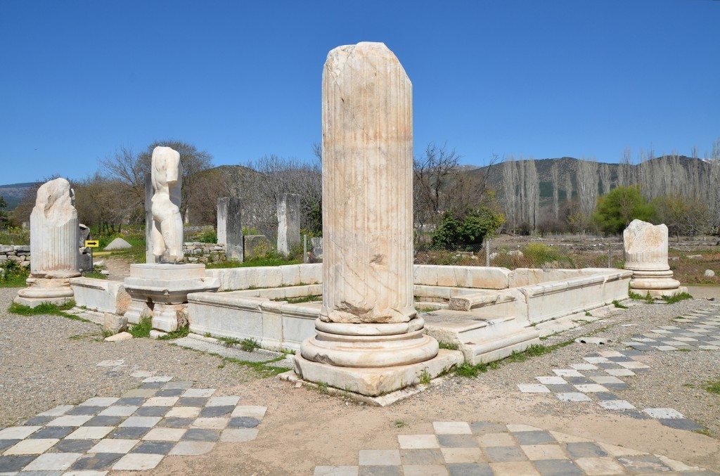 The pool of the tetrastyle court with columns at its corners and surrounding statues, Hadrianic Baths, the largest public bath building in Aphrodisias built in the early 2nd century AD and dedicated to Hadrian, Aphrodisias, Turkey