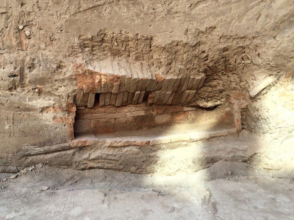 The skeleton was removed and was transferred to a research lab or facility in France. Note the arrangement of the bricks of the walls and the roof. The grave dates back to the neo-Assyrian period, 911-609 BCE. 