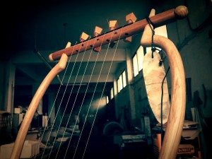 The Lyre of Sappho II – Ancient Greek Barbiton Lyre (7 strings). 