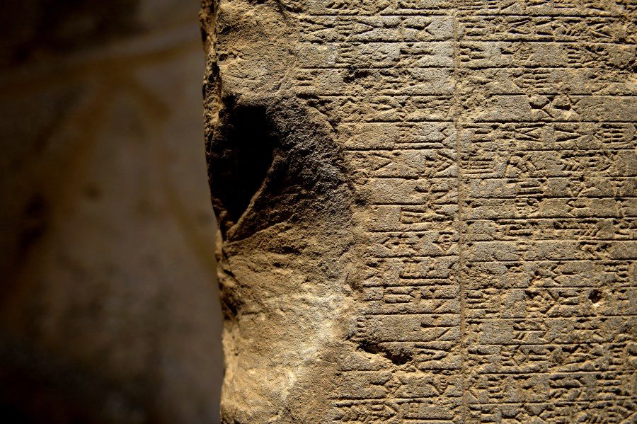 The right edge of the stela. The edge has been broken and a large fragment has been lost. This has resulted in a large lacune; the cuneiform signs at the beginning of the lines have been lost. March 30, 2015. Photo © Osama S. M. Amin. 
