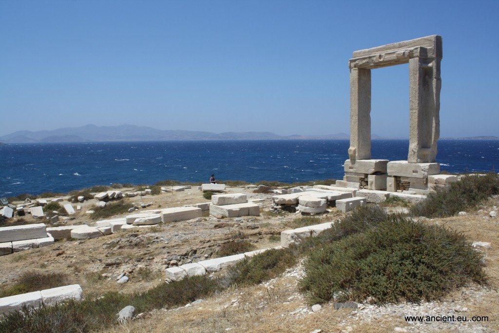 The remains of the foundations, crepidoma and doorway leading from the prodromos to the cella of the 6th century BCE temple of Apollo on Naxos in the Cyclades. The doorway is 6m high and 3.5 m wide. The temple itself, as indicated by its surviving foundations, measured some 59 by 28 metres. Photo © Mark Cartwright.