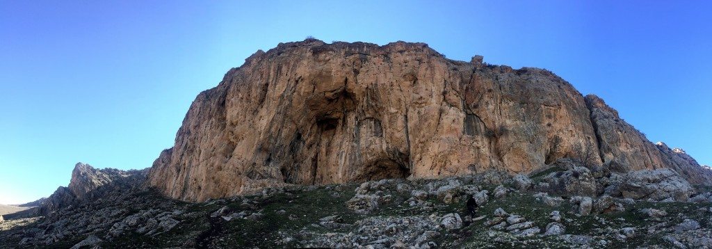 Panoramic view of Hazar Merd caves. Photo © Osama S. M. Amin. 