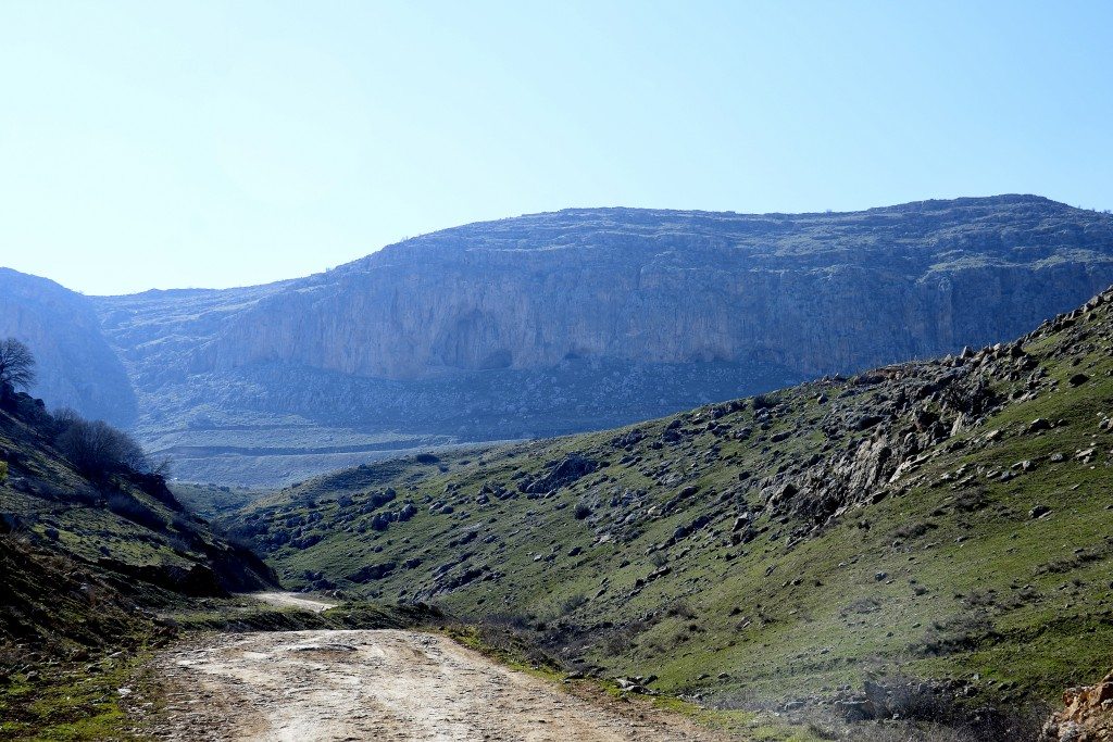 Heading from Sulaymaniyah to Hazar Merd caves. The largest cave appears clearly within the cliff of the mountain. Photo © Osama S. M. Amin. 