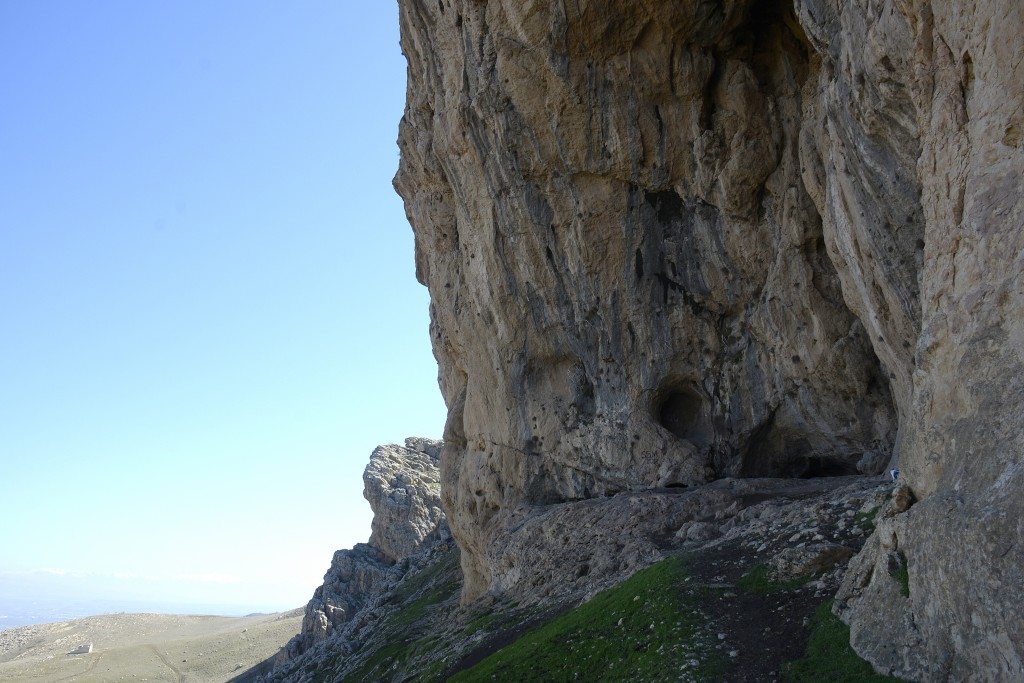 The mouth of the largest cave at the Hazar Merd caves. The other cave, Ashkawti Tarik or Dark Cave, lies immediately behind me. Photo © Osama S. M. Amin. 