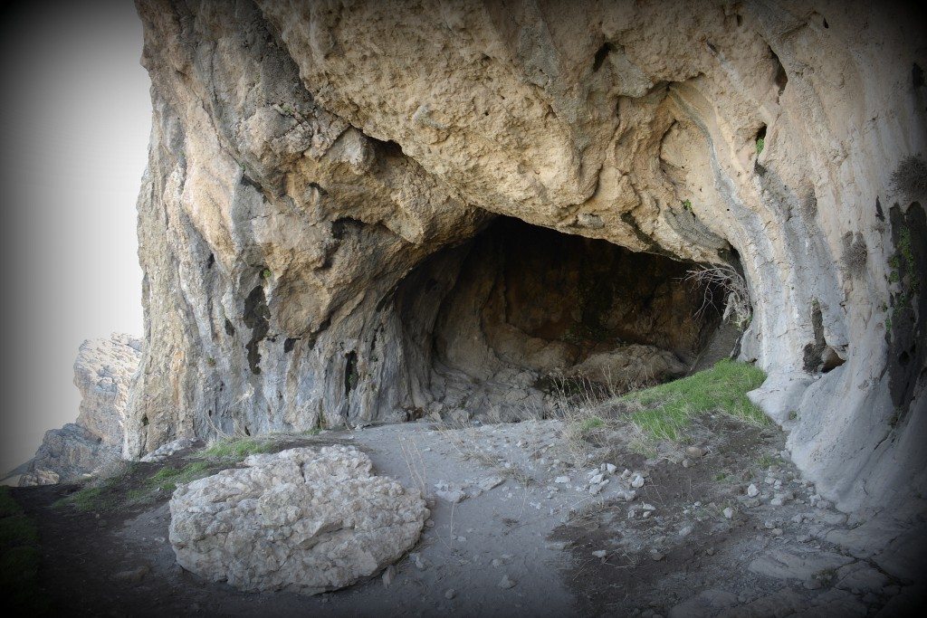 The entrance into the other cave, Ashkawty Tarik. The mouth of the cave is much smaller than the other caves, but it is deeper and hollower. The main excavations were done here. Photo © Osama S. M. Amin. 