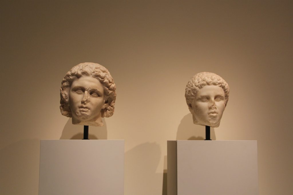 Alexander and a young man, likely Hephaistion, side by side at the exhibition. Image © Caroline Cervera. Hellenistic portraiture.