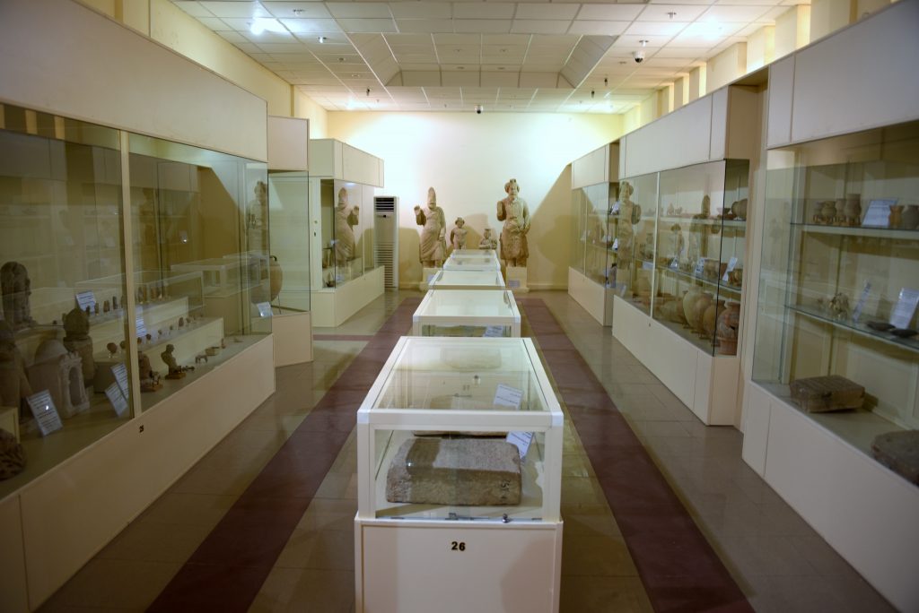 This is the second hall. It houses artifacts from the Middle and Neo-Assyrian periods, Hurrian/Urartian periods, Seleucid period, and Hatra. The third hall, which is not shown, has artifacts from the Sassanian and Islamic/Abbasid periods. Photo © Osama S. M. Amin.