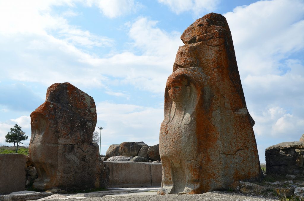 The Sphinx Gate, built in the 14th century BC, has a 10m width. The exterior faces of the large post blocks flanking the gate entrance were adorned with two-metre tall sphinx protomes. Hittite
